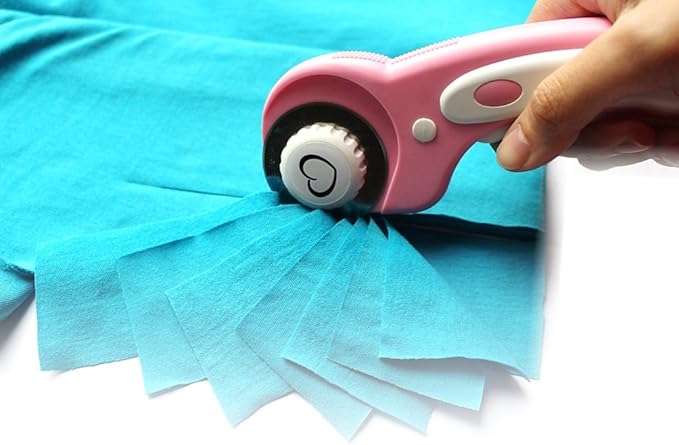 Rotary Cutter Set pink - Quilting Kit incl. 45mm Rotary Cutter, 5 Replacement Blades, A2 Cutting Mat, Acrylic Ruler and Craft Clips - Ideal for Crafting, Sewing, Patchworking, Crochet & Knitting